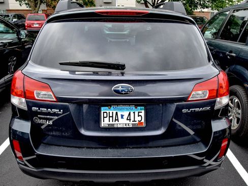 Used 2010 Subaru Outback 2.5i Premium AWD/4WD image 6