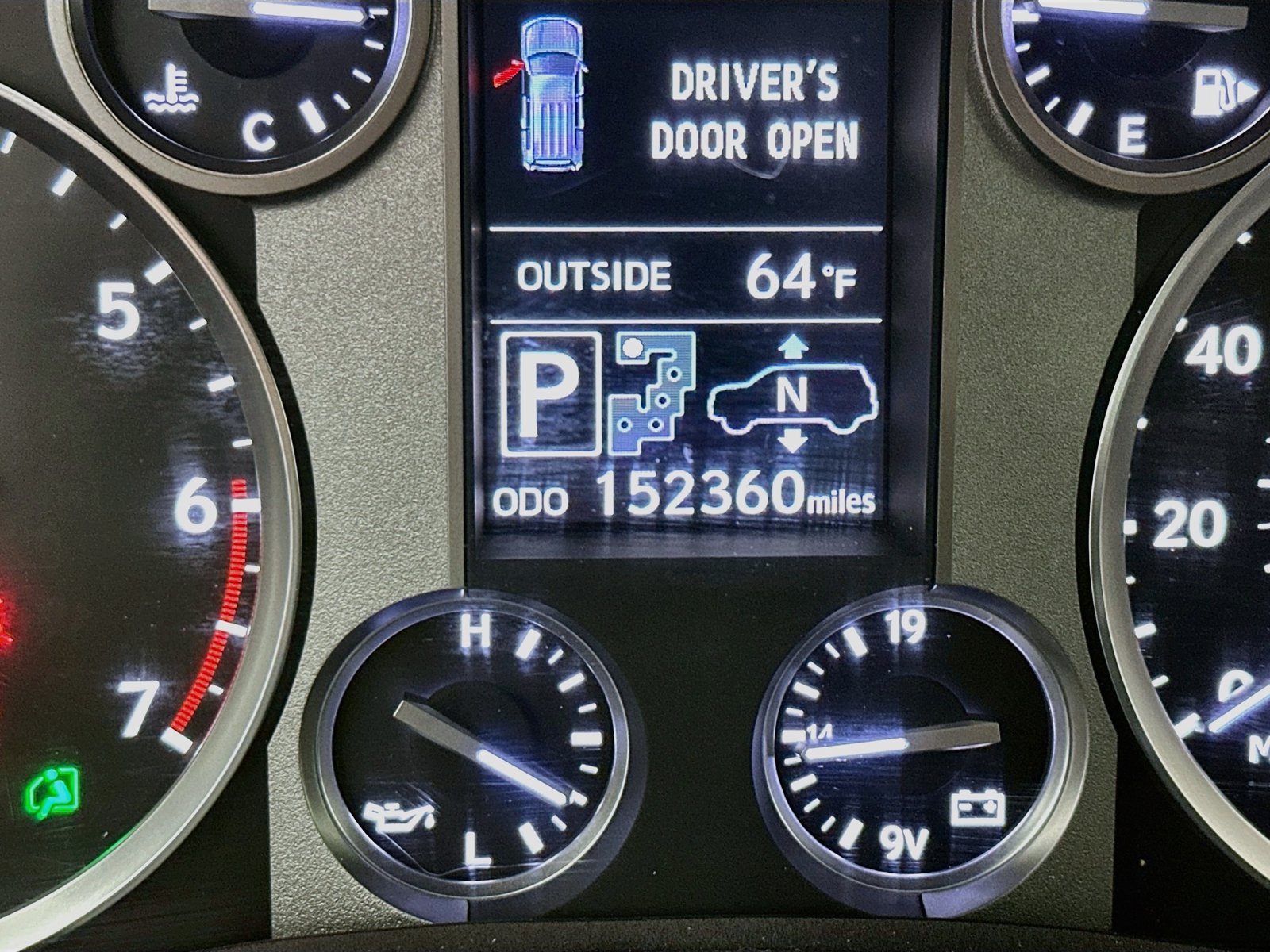 Used 2013 Lexus LX 570 4WD w/ Luxury Pkg image 12