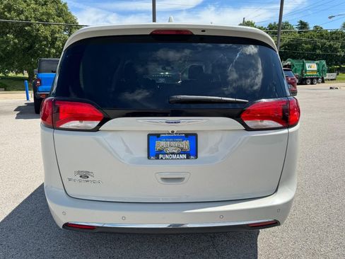 Used 2020 Chrysler Pacifica Touring w/ Cold Weather Group FWD image 4
