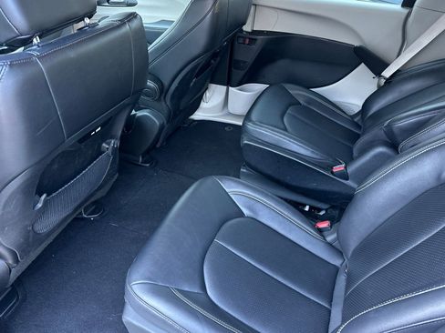 Used 2024 Chrysler Pacifica Select image 13