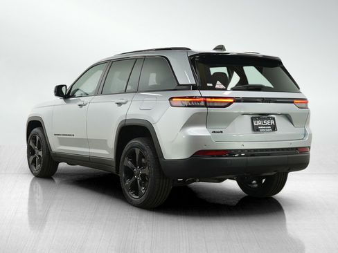 Used 2023 Jeep Grand Cherokee Altitude image 3