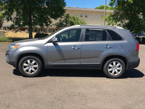 Used 2012 Kia Sorento LX w/ Third Row Pkg AWD/4WD image 3