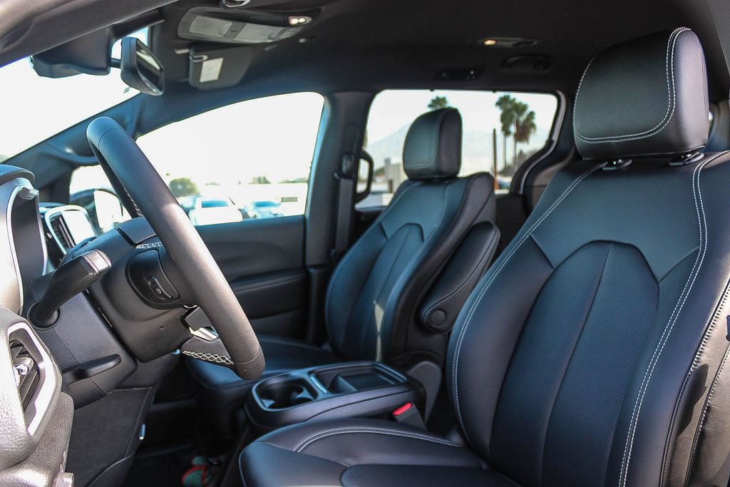 New 2027 Chrysler Pacifica Select FWD image 18