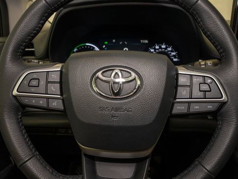 Used 2025 Toyota Sienna XLE image 21