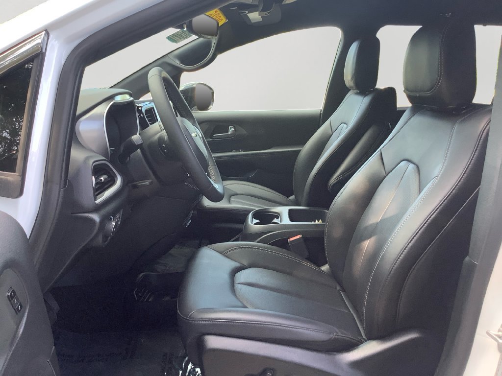 Used 2025 Chrysler Pacifica Select FWD image 12