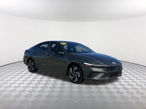 Used 2025 Hyundai Elantra Sport image 4