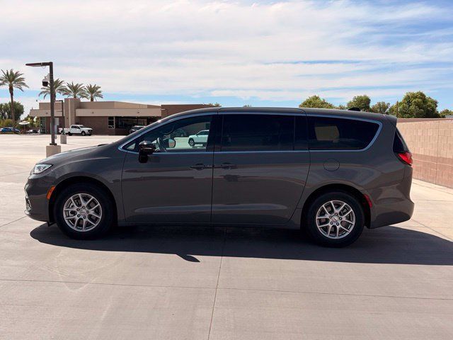 Certified 2025 Chrysler Pacifica Select FWD image 9