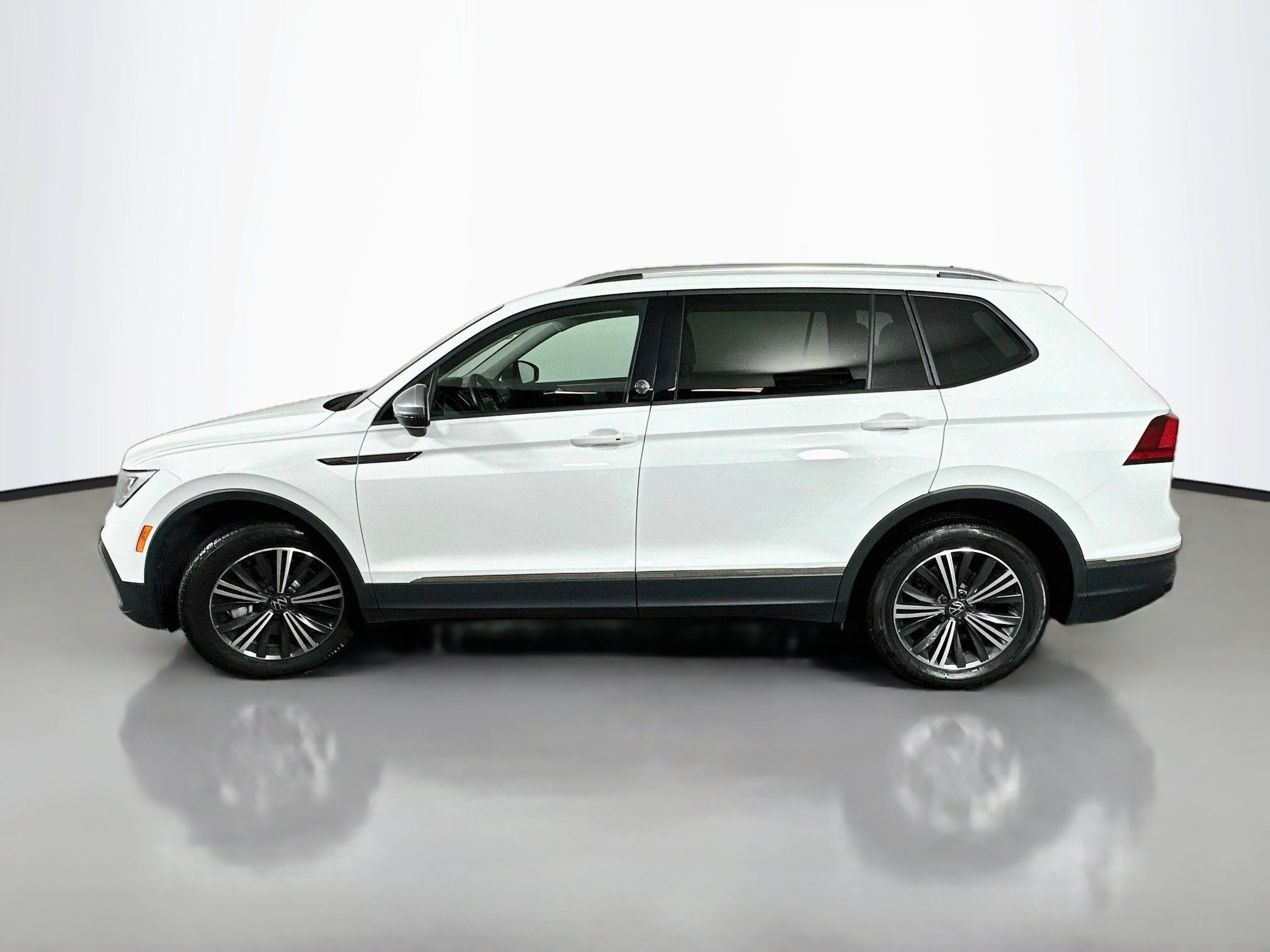 Used 2024 Volkswagen Tiguan Wolfsburg Edition AWD/4WD image 4