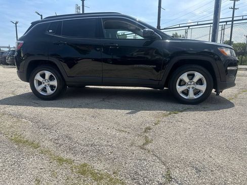 Used 2018 Jeep Compass Latitude w/ Popular Equipment Group FWD image 2