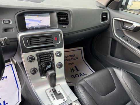 Used 2012 Volvo S60 T6 R-Design image 12