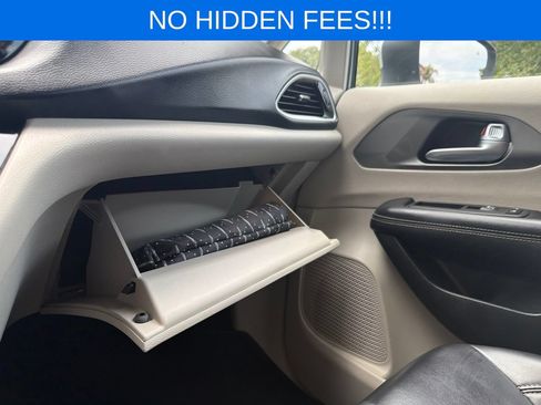 Used 2023 Chrysler Pacifica Touring-L FWD image 25
