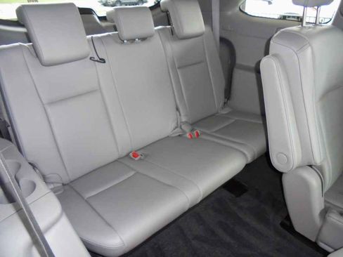 Used 2019 Toyota Highlander XLE FWD image 11