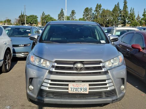 Used 2017 Toyota Highlander Plus FWD image 2
