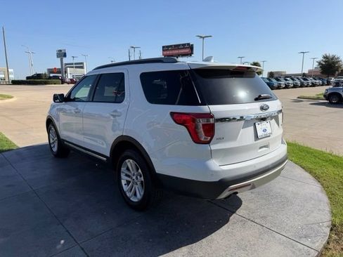 Used 2017 Ford Explorer XLT w/ Equipment Group 202A FWD image 5