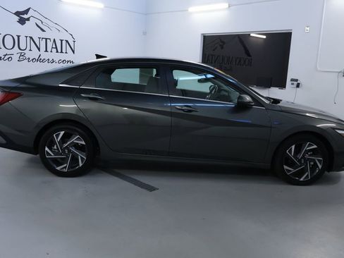 Used 2025 Hyundai Elantra SEL image 8