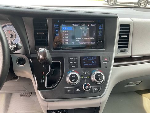 Used 2017 Toyota Sienna XLE w/ XLE Navigation Package AWD/4WD image 23