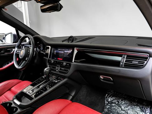 Used 2024 Porsche Macan image 17