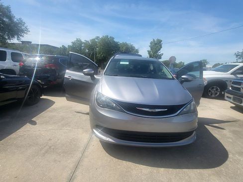 Used 2017 Chrysler Pacifica Touring w/ Tire & Wheel Group FWD image 97