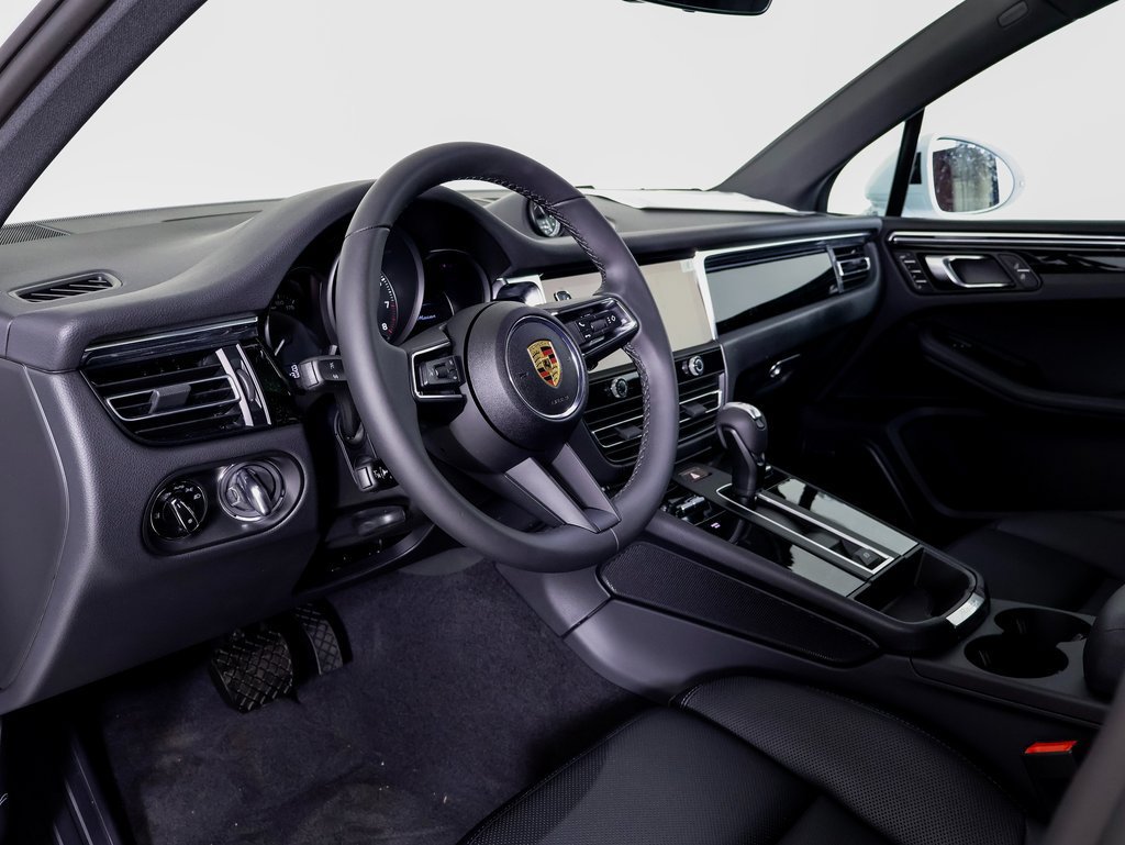Certified 2025 Porsche Macan AWD/4WD image 4