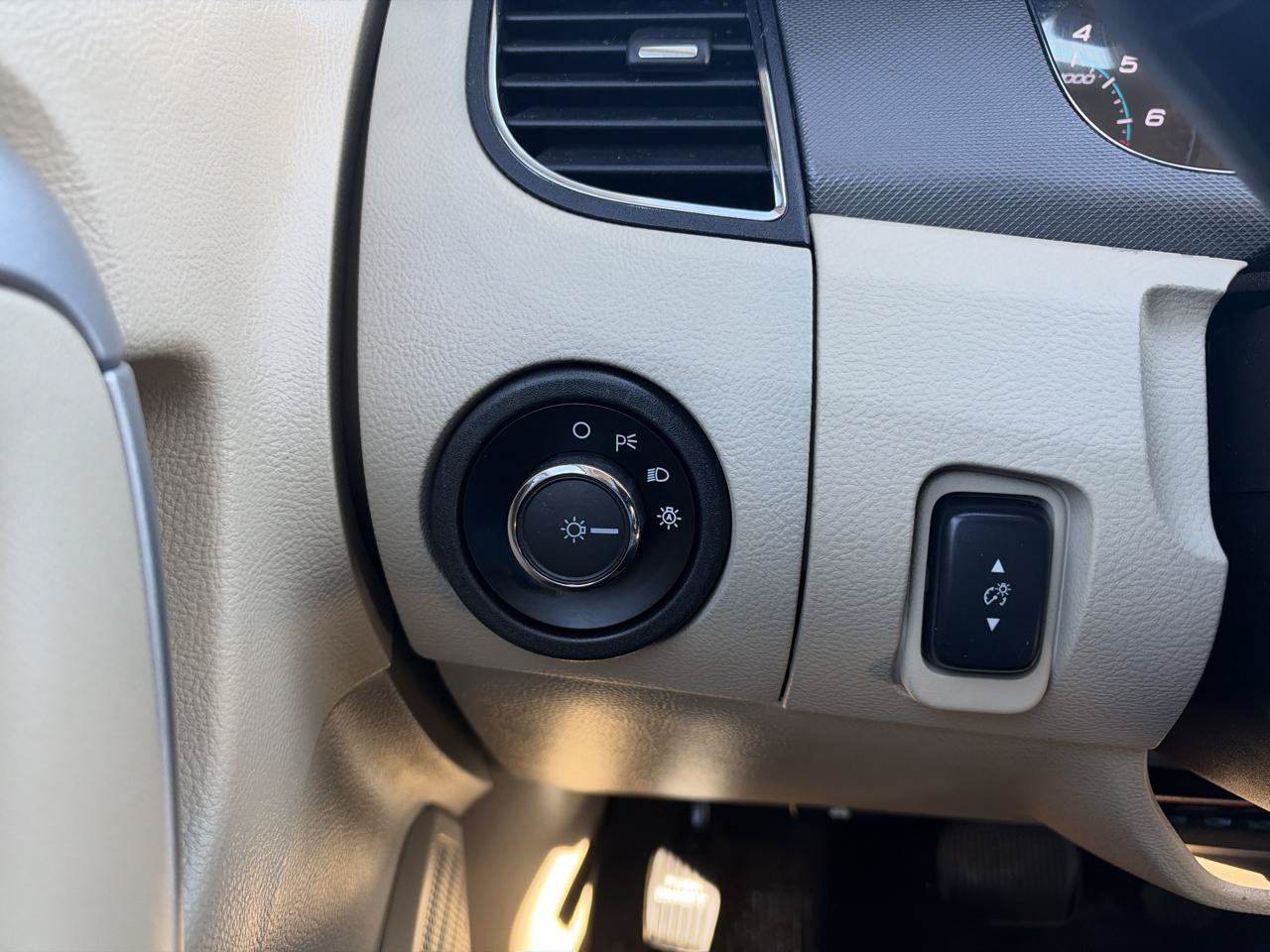 Used 2018 Ford Taurus SE FWD image 12