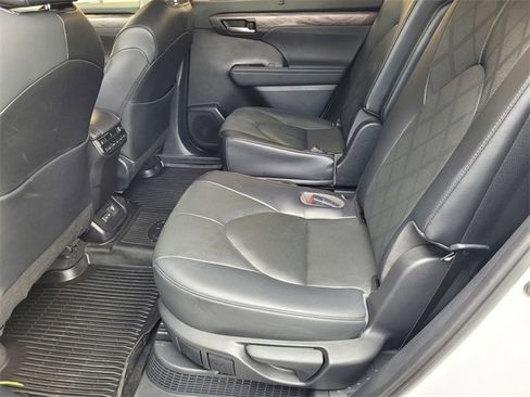 Used 2023 Toyota Highlander Platinum image 18