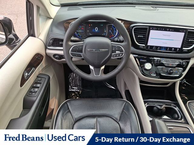 Used 2023 Chrysler Pacifica Limited FWD image 17
