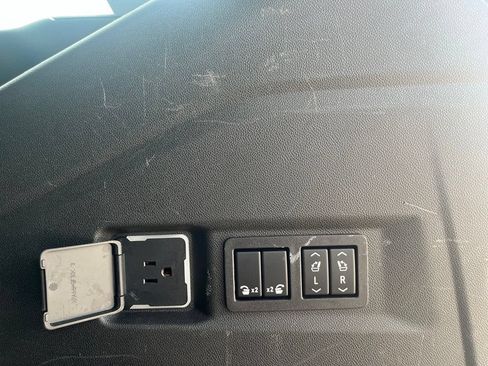 Used 2023 GMC Yukon Denali AWD/4WD image 13