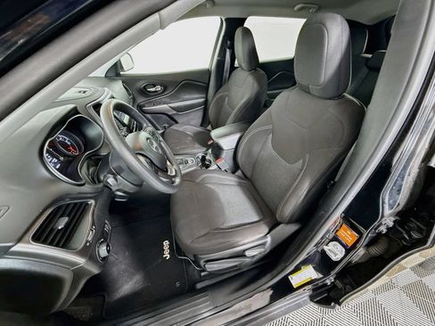 Used 2019 Jeep Cherokee Latitude w/ Popular Appearance Group FWD image 20