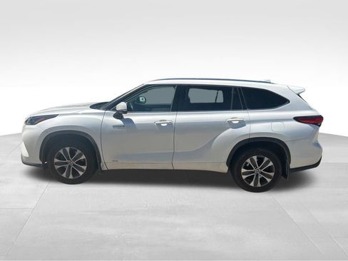 Used 2021 Toyota Highlander XLE AWD/4WD image 2