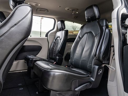 Used 2019 Chrysler Pacifica Limited image 15