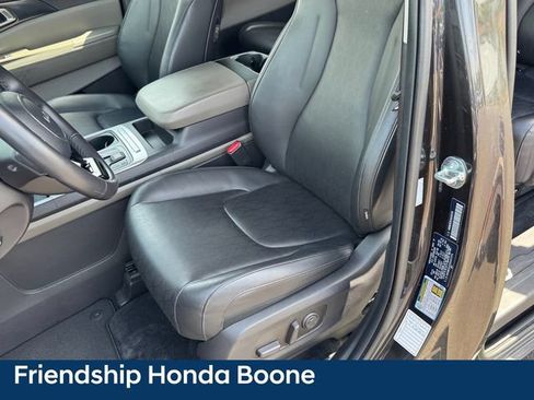 Used 2025 Kia Carnival FWD image 8
