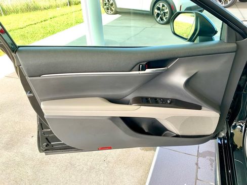 Used 2023 Toyota Camry SE FWD image 11