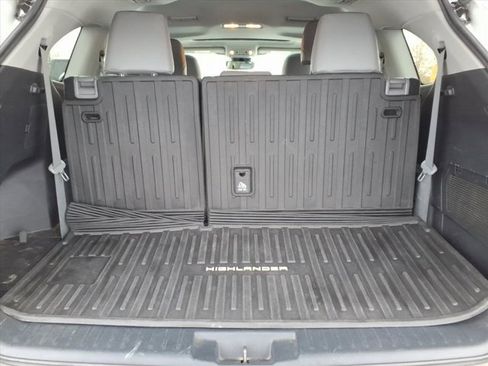 Used 2022 Toyota Highlander XLE image 32