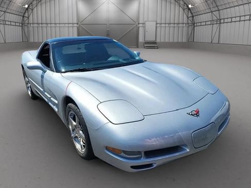 Used 2001 Chevrolet Corvette Coupe w/ Preferred Equipment Group2 RWD image 2