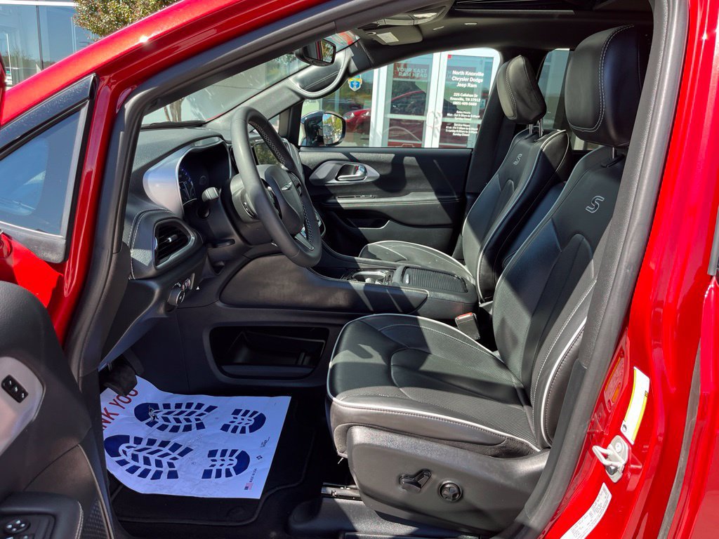 Used 2025 Chrysler Pacifica Limited FWD image 4