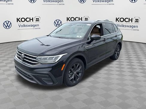Used 2024 Volkswagen Tiguan SE w/ Panoramic Sunroof Package AWD/4WD image 3
