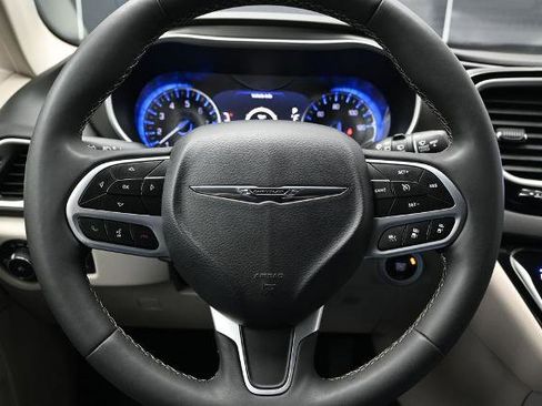 Used 2024 Chrysler Pacifica Touring-L FWD image 23