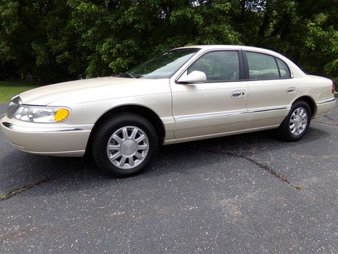 Used 2001 Lincoln Continental image 1