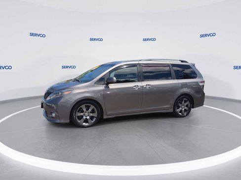 Used 2016 Toyota Sienna SE FWD image 4