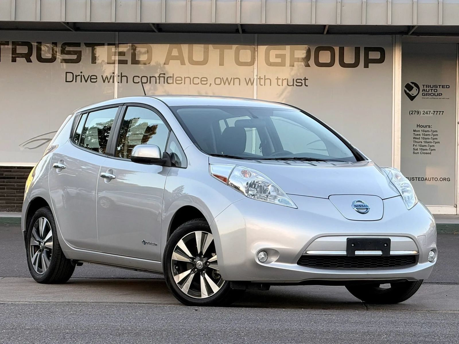 Used 2015 Nissan Leaf S w/ Charge Package FWD image 2