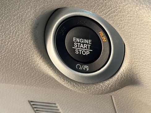 Used 2023 Chrysler Pacifica Touring-L image 29