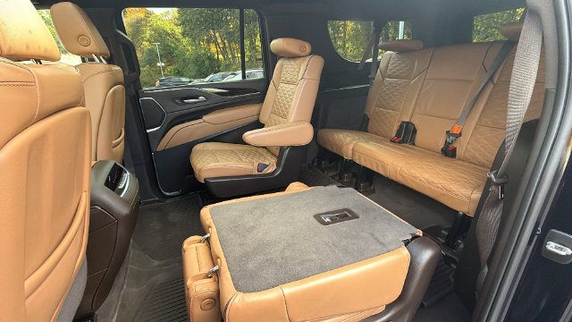 Used 2022 Cadillac Escalade ESV Premium Luxury w/ Performance Package AWD/4WD image 33
