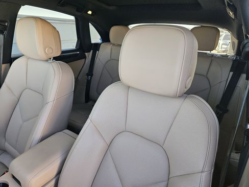 Certified 2025 Porsche Macan image 6