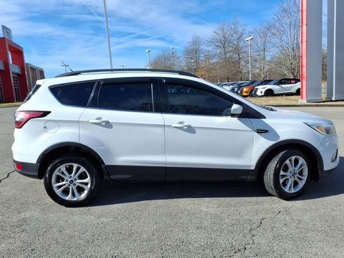Used 2018 Ford Escape SE image 2