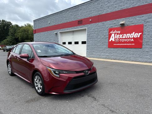 Used 2025 Toyota Corolla LE FWD image 1