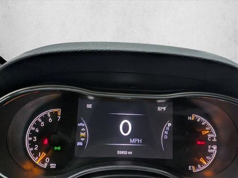 Used 2019 Jeep Grand Cherokee Altitude image 11