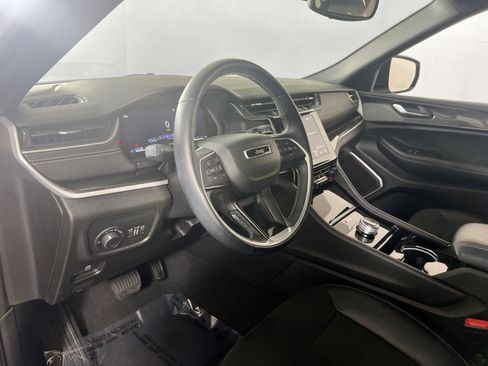 Used 2022 Jeep Grand Cherokee Altitude AWD/4WD image 9