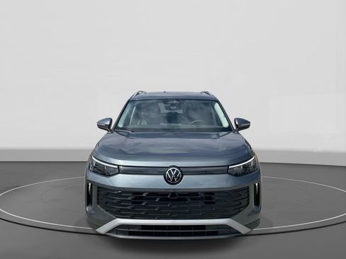 Used 2026 Volkswagen Tiguan SE w/ Panoramic Sunroof Package FWD image 2