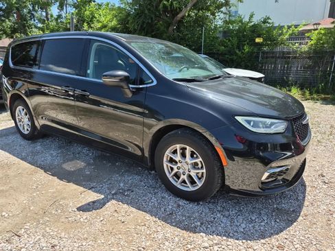 Used 2023 Chrysler Pacifica Touring-L FWD image 4