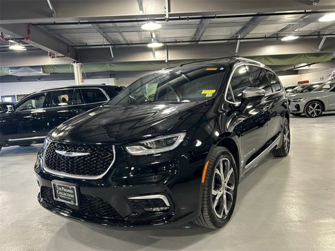 Used 2025 Chrysler Pacifica Pinnacle w/ Trailer Tow Group image 5